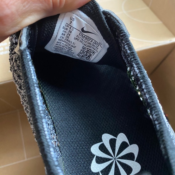 New with tags and box NIKE
Air Max Racer leather-trimmed Flyknit sneakers - Picture 9 of 11